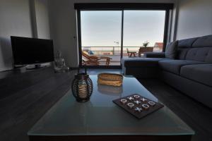 - un salon avec un canapé et une table dans l'établissement Castle in Blue Apartments-Sea View, à Sines