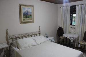 เตียงในห้องที่ Pousada Canto da Galheta