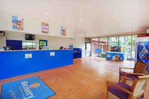 uma sala de espera com um balcão azul e cadeiras em Discovery Parks - Rockhampton em Rockhampton