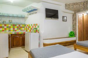 eine kleine Küche mit Spüle und Kühlschrank in der Unterkunft Ayenda Habana Vieja 1221 in Medellín