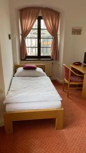 Postel nebo postele na pokoji v ubytování HOTEL CHATEAU ZAMEK CEJKOVICE