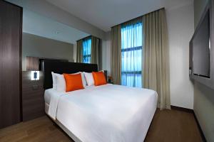 A bed or beds in a room at Aqueen Hotel Kitchener (SG Clean, Staycation Approved)