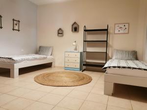 Un pat sau paturi într-o cameră la Idan Lodge in the Arava