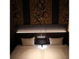 1 dormitorio con 1 cama con cabecero en Hotel Halrotto Fukuoka Hakata - Vacation STAY 04193v, en Fukuoka