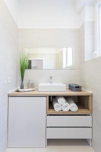 un baño con lavabo y espejo en Flower Square Apartments, en Zagreb