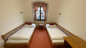 Postel nebo postele na pokoji v ubytování HOTEL CHATEAU ZAMEK CEJKOVICE