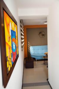un pasillo que conduce a una sala de estar con una pintura en la pared en Apartamentos Maridiaz a 7 minutos de todo lo que necesitas !!!, en Pasto
