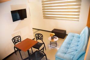 sala de estar con sofá azul y mesa en Apartamentos Maridiaz a 7 minutos de todo lo que necesitas !!!, en Pasto