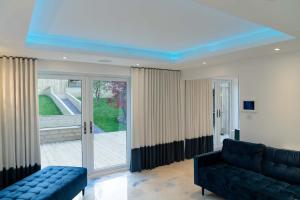 sala de estar con sofá y techo azul en The Shore, en Queensferry