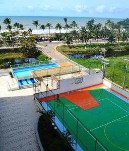 un'immagine di un campo da basket con la spiaggia di Apartamento em frente ao mar em Ilhéus, na Praia do Sul a Ilhéus