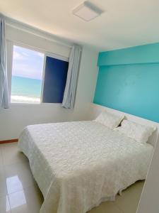 una camera con un letto e una finestra con la spiaggia di Apartamento em frente ao mar em Ilhéus, na Praia do Sul a Ilhéus Altre 18 foto
