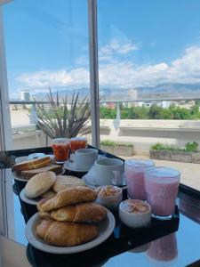 einen Tisch mit Lebensmittelplatten auf einem Tisch mit Aussicht in der Unterkunft Hotel Mendoza in Mendoza