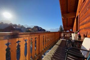 a balcony with a table and a view of the mountains at Balthazar The Loft by Villars Luxury in Villars-sur-Ollon