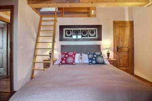 Postel nebo postele na pokoji v ubytování Balthazar The Loft by Villars Luxury