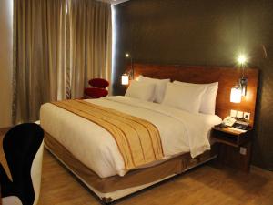 Postel nebo postele na pokoji v ubytování Hariston Hotel & Suites, Pluit - Jakarta + 26 fotografií