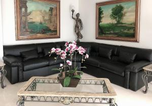 a living room with a couch and a table with flowers at Hotel Boulevard in Lima