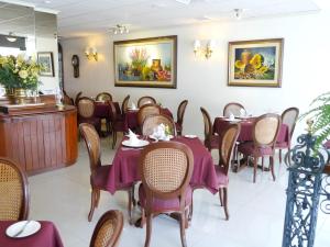a dining room with tables and chairs in a restaurant at Hotel Boulevard in Lima