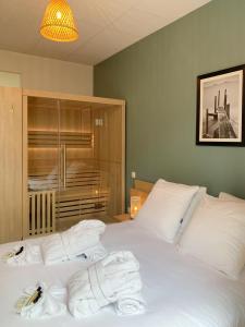 Ліжко або ліжка в номері Suite Cosy Flat - Hyper-Centre avec sauna privatif