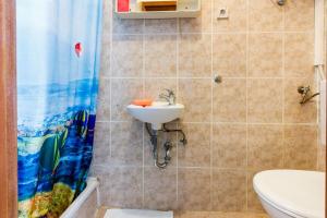 La salle de bains est pourvue d'un lavabo et de toilettes. dans l'établissement Rooms CICO, à Crikvenica