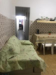 um quarto com uma cama, uma mesa e cadeiras em Pousada Fran em São Paulo