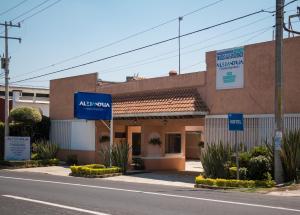 贾拉普Hotel Express Alejandría的路边的移动蜂窝加油站