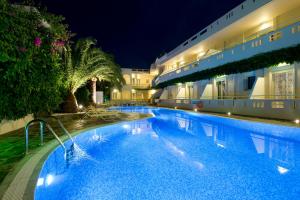 The swimming pool at or close to Axos