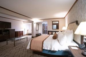 Postel nebo postele na pokoji v ubytování Best Western Plus Fairfield Executive Inn
