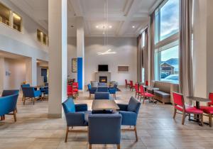 uma sala de espera num hospital com cadeiras e mesas em Holiday Inn Express Hotel & Suites Minden, an IHG Hotel em Minden
