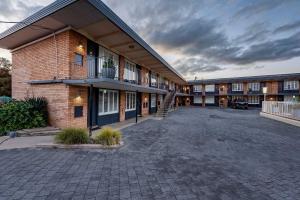 un parking vide devant un bâtiment dans l'établissement Panorama Bathurst, à Bathurst