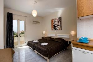 A bed or beds in a room at Axos