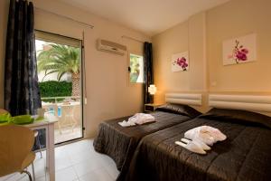 A bed or beds in a room at Axos