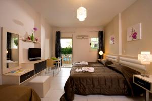 een slaapkamer met een bed en een televisie bij Axos in Platanes