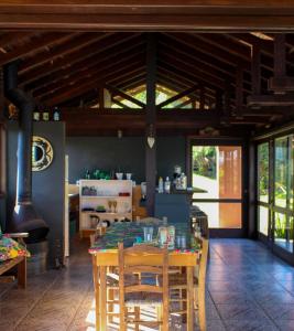 a kitchen and dining room with a table and chairs at Pueblo Rosa Norte in Praia do Rosa