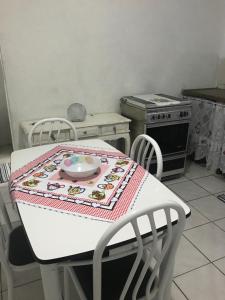 una cocina con una mesa con un plato. en Pousada Vera, en São Paulo