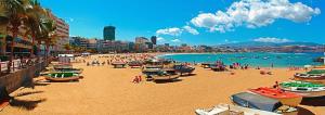 una playa con un montón de gente y barcos en ella en Canteras Beach Lovely Loft *****, en Las Palmas de Gran Canaria