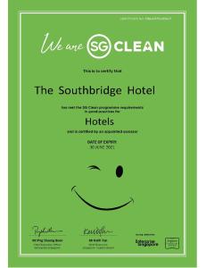 um folheto verde com uma cara sorridente em The Southbridge Hotel em Singapura