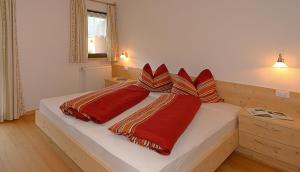 A bed or beds in a room at Ferienwohnungen Bulandhof