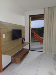 Et tv og/eller underholdning på Apartamento quarto e sala com varanda no ILOA Residence a 10 Km da Praia do Frances e 12 Km da Praia do Gunga