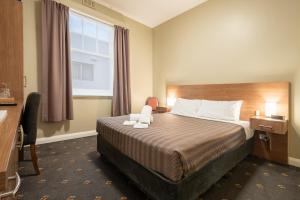 The Formby Hotel客房内的一张或多张床位