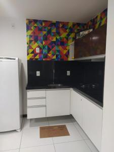 Køkken eller tekøkken på Apartamento quarto e sala com varanda no ILOA Residence a 10 Km da Praia do Frances e 12 Km da Praia do Gunga + 2 billeder