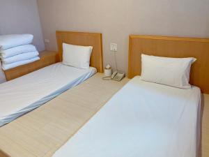 Postel nebo postele na pokoji v ubytování XDZ Hotel