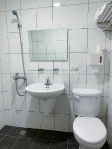 een badkamer met een toilet en een wastafel bij XDZ Hotel in Taipei