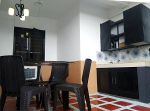 A cozinha ou cozinha compacta de Jil's Apartelle