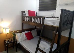 מיטה או מיטות קומותיים בחדר ב-Jil's Apartelle