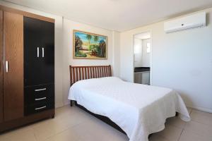 1 dormitorio con 1 cama y vestidor en Duna Barcane, en Natal