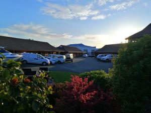 un grupo de autos estacionados en un estacionamiento en Amber Court Motel Nelson, en Nelson