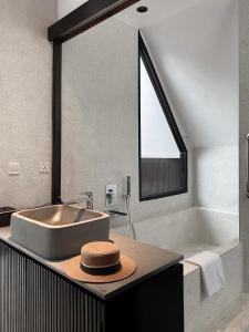 La salle de bains est pourvue d'un lavabo et d'une baignoire. dans l'établissement Aborest Tropical Hostel, à Siem Reap
