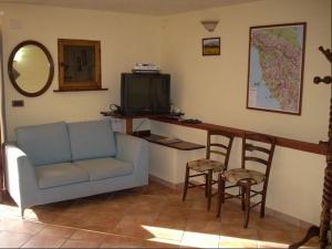 sala de estar con sofá y escritorio con TV en Corte Pincione, en Montecarlo