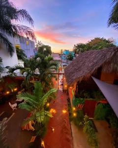 eine Aussicht auf ein Resort mit einem Gebäude in der Unterkunft La Redonda Sayulita Hostal in Sayulita