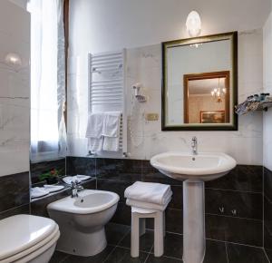 Koupelna v ubytování Hotel Residenza In Farnese